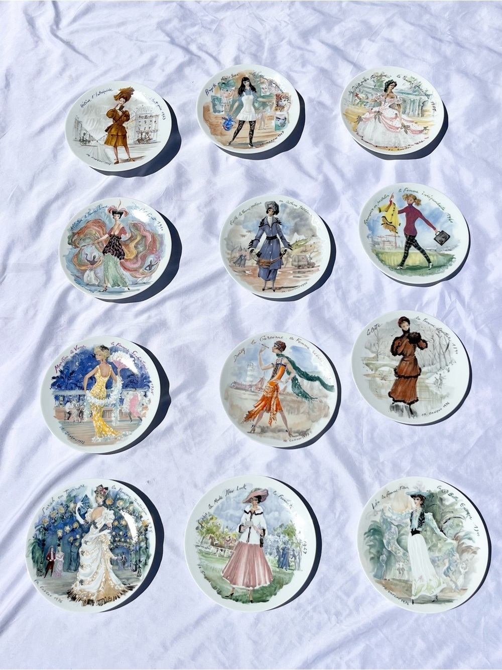 VINTAGE FRENCH PORCELAIN DECORATIVE COLLECTOR PLATES LES FEMMES DU SIÉCLE 12 - Picture 3 of 12